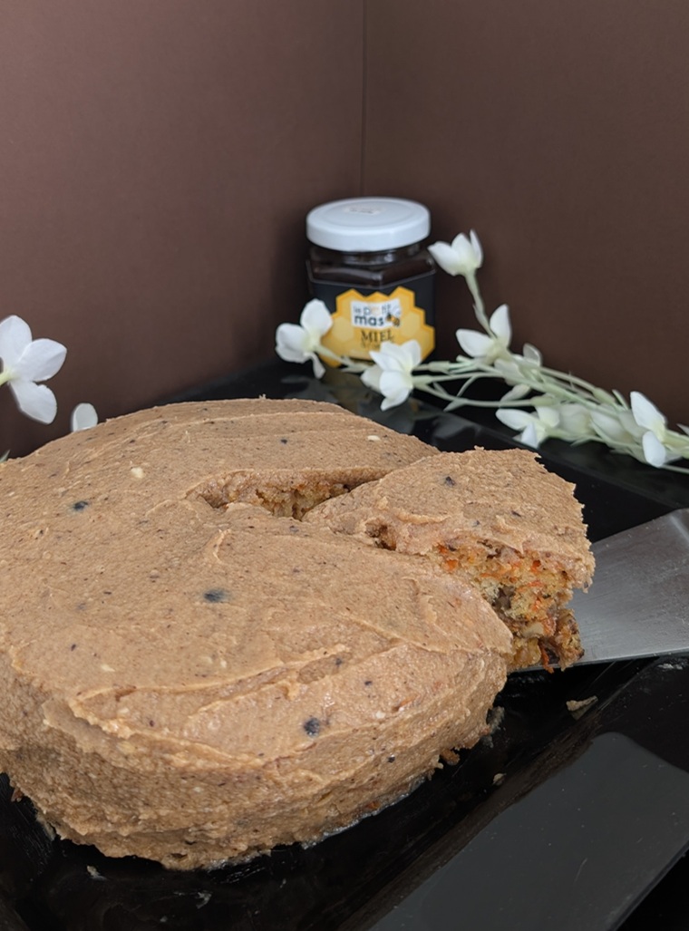 Gâteau aux carottes et miel à l'ail noir  - Recette ail noir du Québec et ail du Québec Le Petit Mas