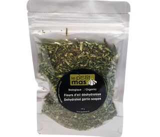 Le Petit Mas - Fleurs d'ail du Québec déshydratées (épices du Québec), à utiliser  dans un moulin comme le sel et le poivre directement à table pour compléter l'assaisonnement de vos repas.   Ajoutez les fleurs d'ail du Québec déshydratées à vos salades, vos soupes, et bien plus!